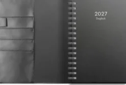Kalender Dagbok svart konstläder med slejf 2027
