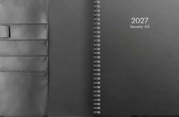 Kalender Senator A5 svart konstläder med slejf 2027